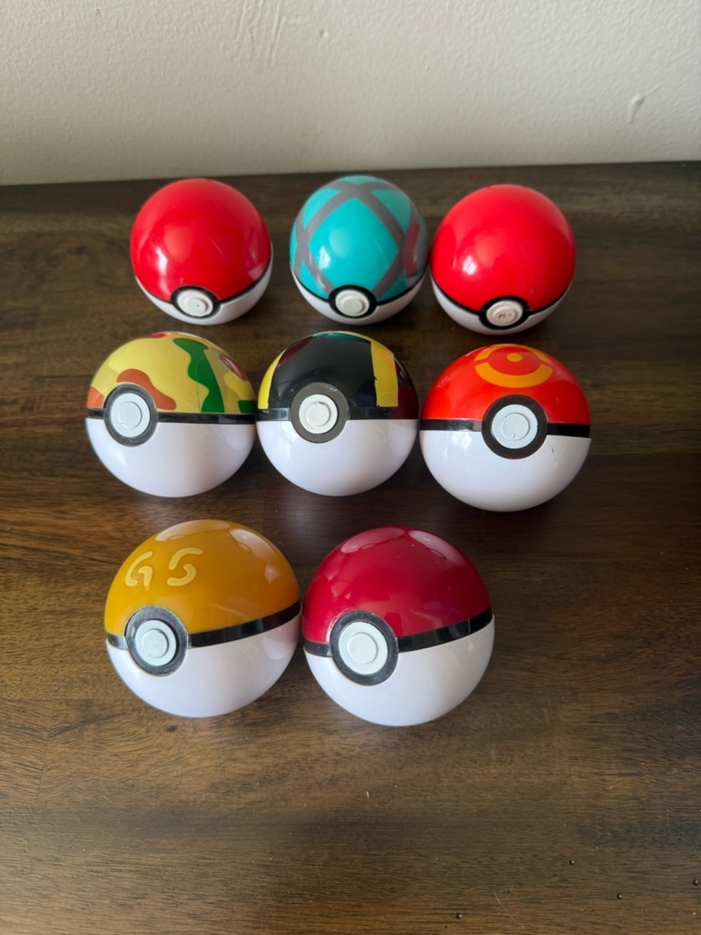 Pokémon Plastic Poke Balls Lot Of 8 Loose Empty three With Clips Five With Out.